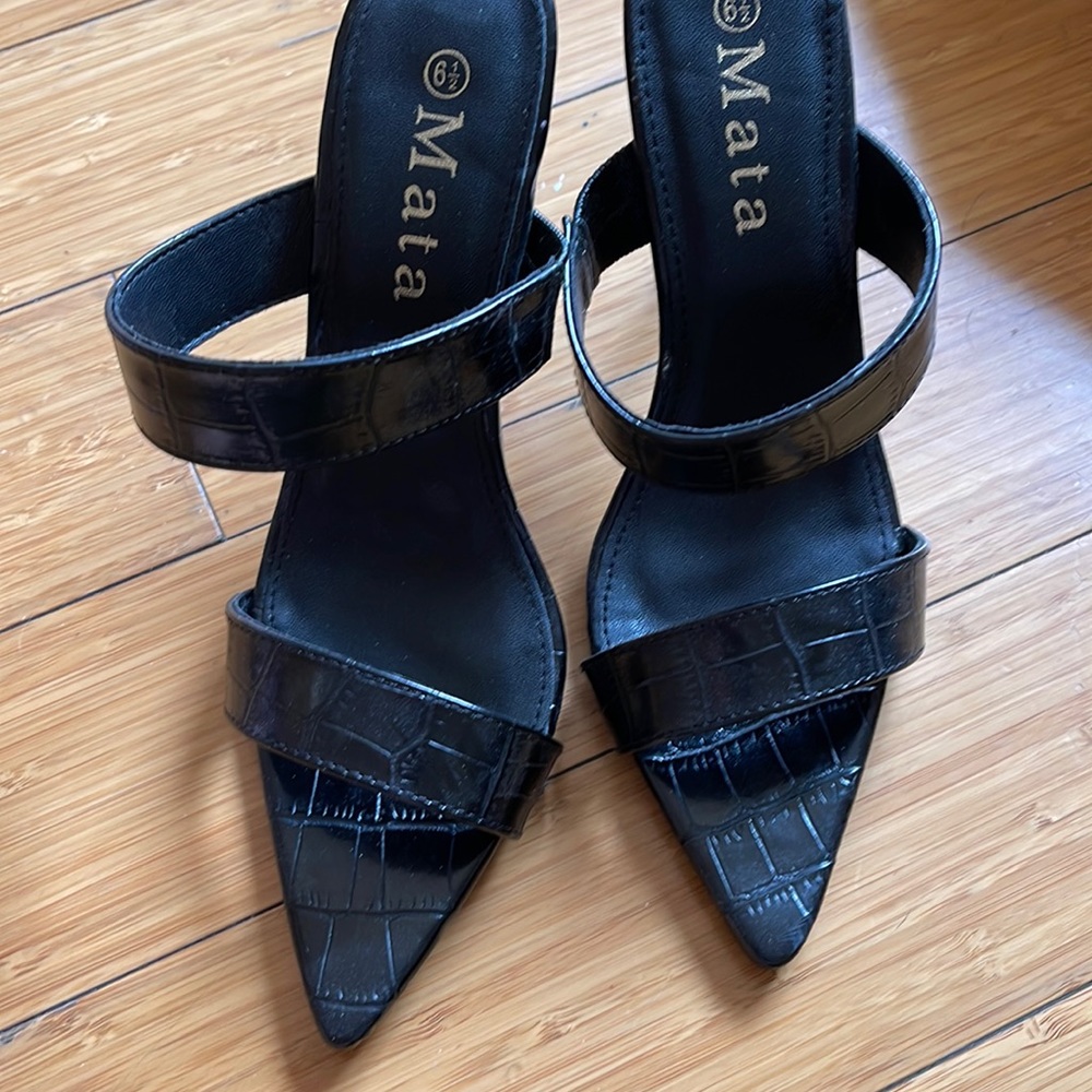Black heeled pointy toe sandals